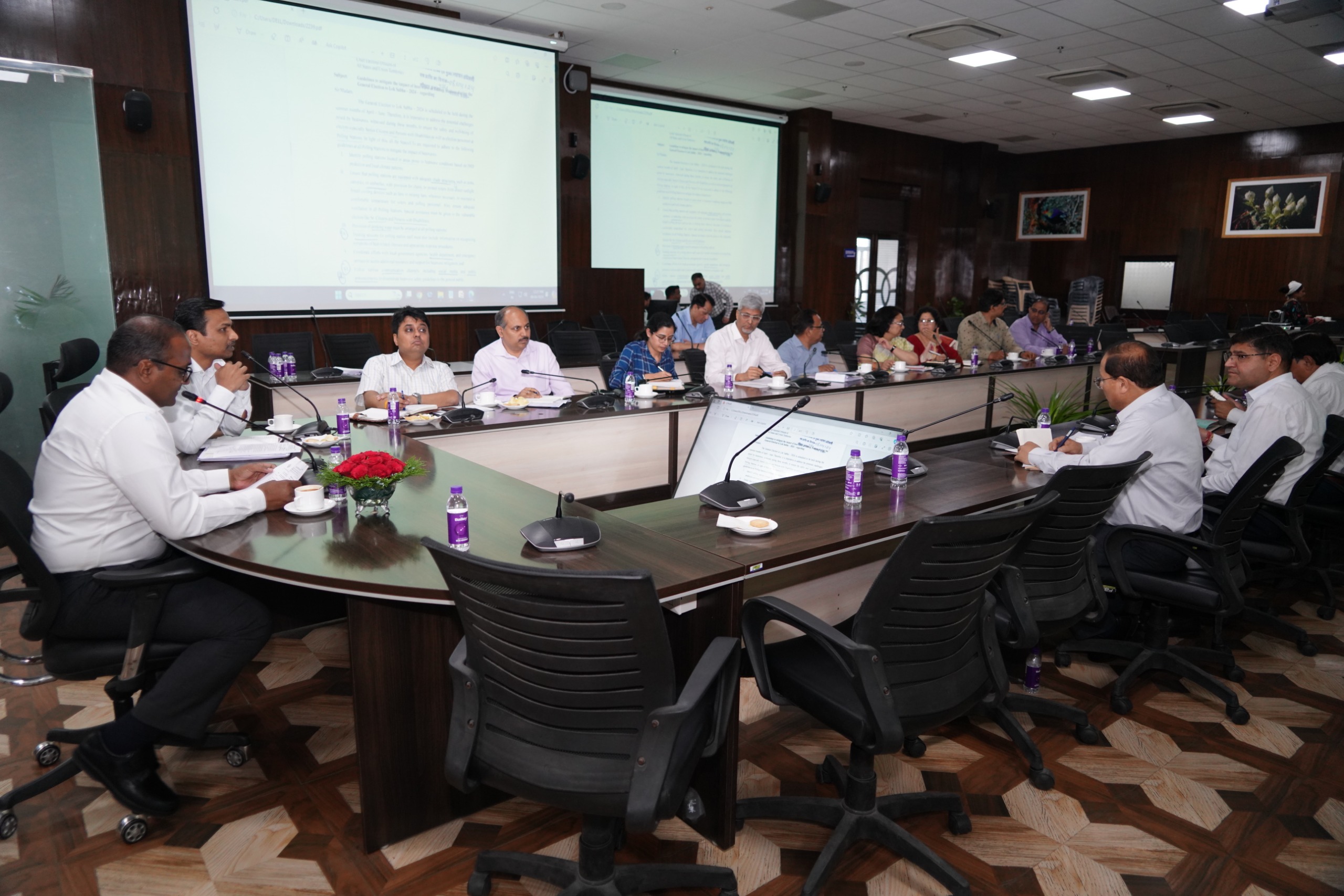 मुख्य निर्वाचन अधिकारी डॉ. बी.वी.आर.सी. पुरूषोत्तम ने मतदान कार्मिकों एवं मतदाताओं को मौसम खराब होने एवं लू से बचाव को लेकर सभी आवश्यक प्रबंध सुनिश्चित करने के दिए निर्देश