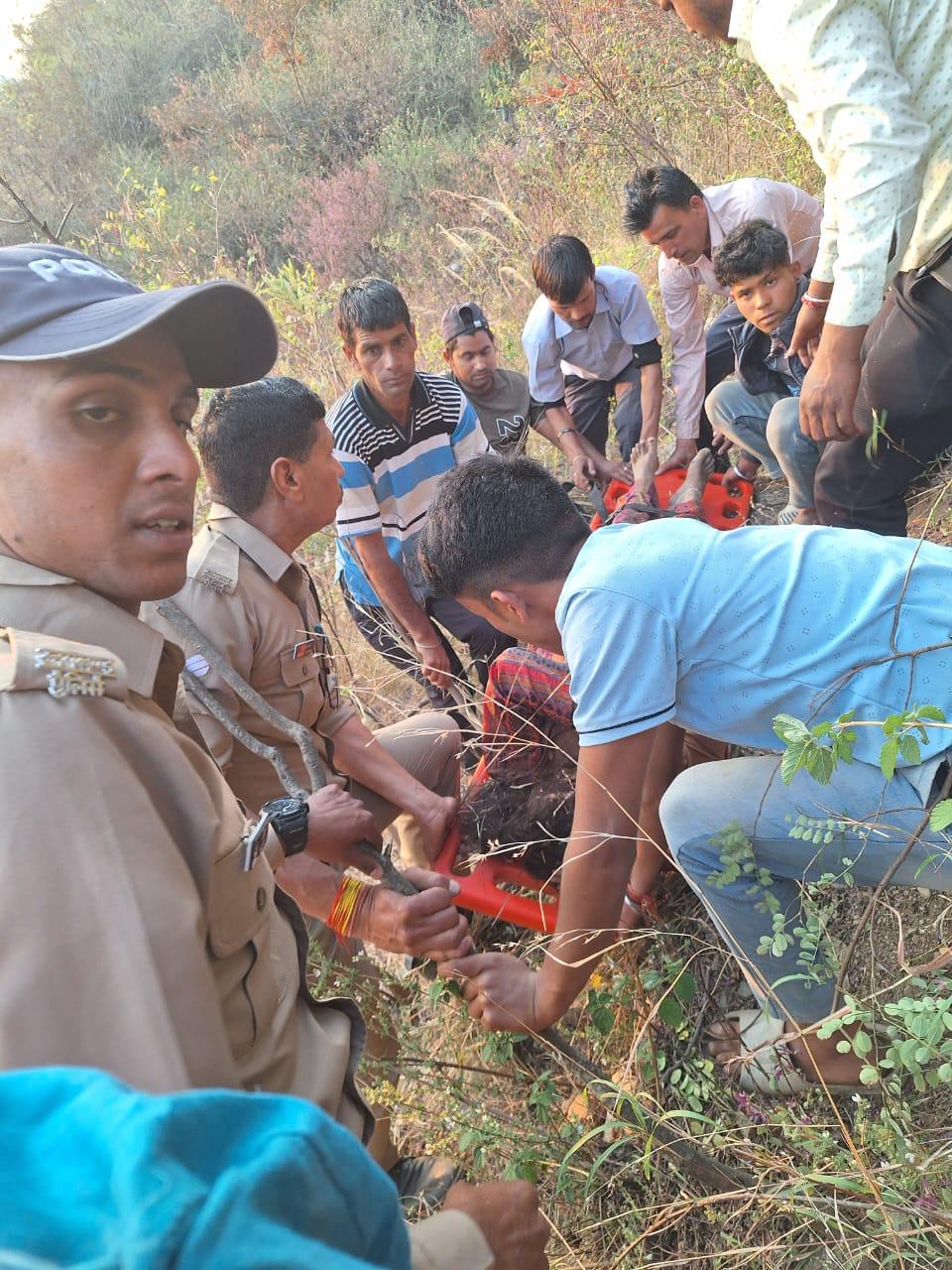 दैनिक ड्यूटी के साथ-साथ मानवता का फर्ज भी निभा रही पौड़ी पुलिस, गहरी खाई में गिरी महिला के लिए बनी देवदूत 