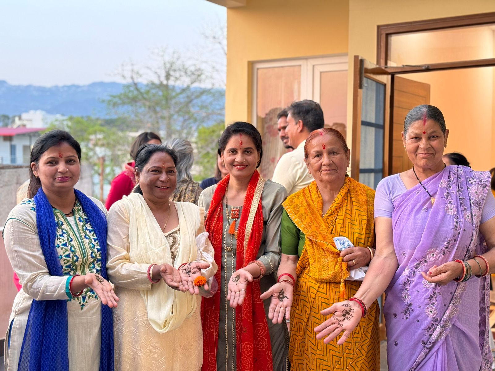 युवा मोर्चा राष्ट्रीय उपाध्यक्ष नेहा जोशी ने महिलाओं को मेहंदी लगाकर किया 400 पार का आह्वान