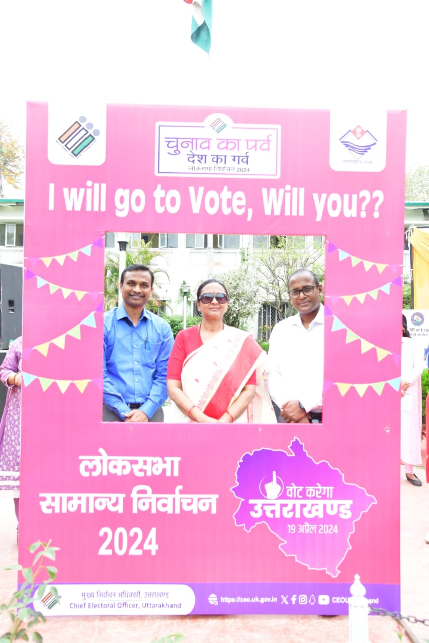 मुख्य सचिव राधा रतूड़ी ने सचिवालय में समस्त अधिकारियों को मताधिकार की दिलाई शपथ