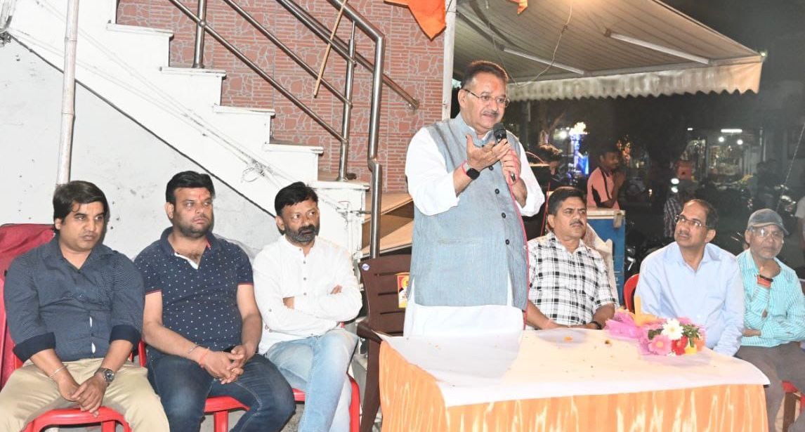 हाथीबड़कला के व्यापार संघ के पदाधिकारियों साथ टिहरी लोकसभा के निमित बैठक करते कैबिनेट मंत्री गणेश जोशी