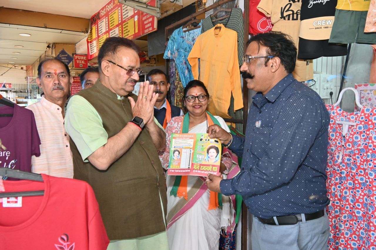 किशन नगर बाजार में जनसंपर्क करते कैबिनेट मंत्री गणेश जोशी