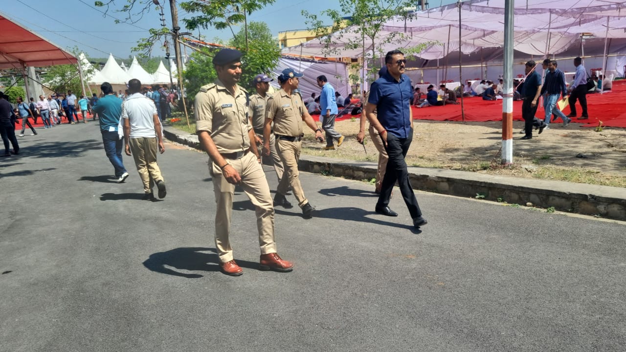 जनपद के दूरस्थ क्षेत्रों को रवाना हुई पोलिंग पार्टियों को दिए आवश्यक निर्देश