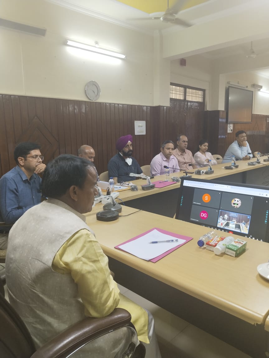 चार धाम यात्रा मार्गों पर मिलेगी बेहतर स्वास्थ्य सुविधाएंः डा. धन सिंह रावत