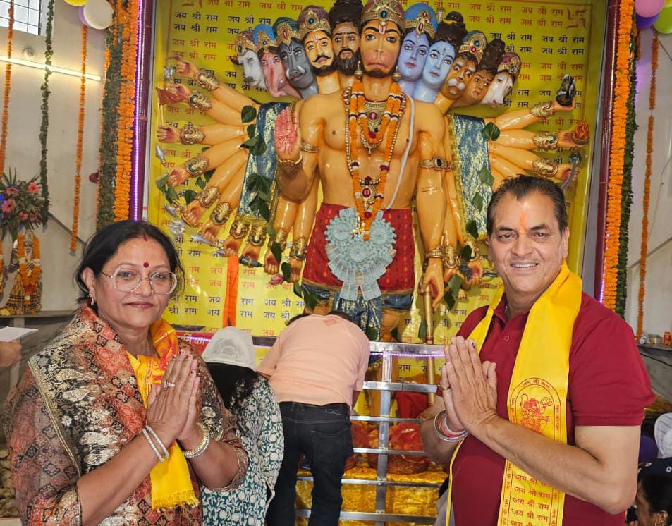 कैबिनेट मंत्री डॉ प्रेमचंद अग्रवाल ने सपरिवार एकादशमुखी हनुमान मंदिर के किये दर्शन