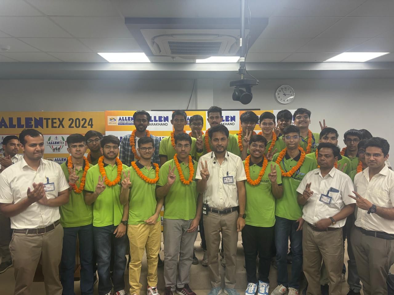 23 स्टूडेंट्स ने 99 से अधिक पर्सेन्टाइल एवं 5 स्टूडेंट्स ने फिजिक्स में 100 एवं 1 स्टूडेंट्स ने मैथ्स में 100 पर्सेन्टाइल स्कोर किया  