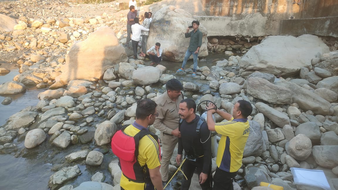 काटपत्थर के पास नदी में डूबा किशोर, SDRF ने निकाला, पहुँचाया अस्पताल।