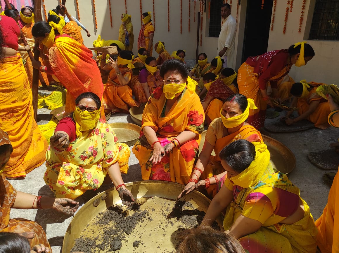 नरेंद्रनगर राज दरबार में श्री बदरीनाथ धाम गाडू घड़ा तेलकलश हेतु तेल पिरोने की रस्म हुई संपन्न,आज देर शाम पहले पड़ाव ऋषिकेश पहुंचेगी तेलकलश यात्रा