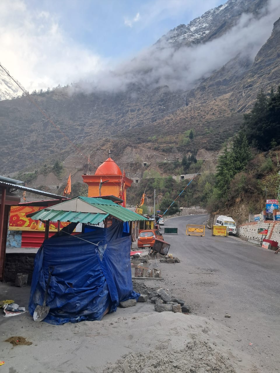 हनुमान चट्टी में स्थित हनुमान मंदिर लाखों श्रद्धालुओं का आस्था का केंद्र