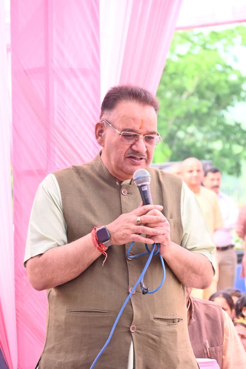 फ़ोटो:राधा बांके बिहारी मंदिर निर्माण के भूमि पूजन कार्यक्रम में प्रतिभाग करते कैबिनेट मंत्री गणेश जोशी।