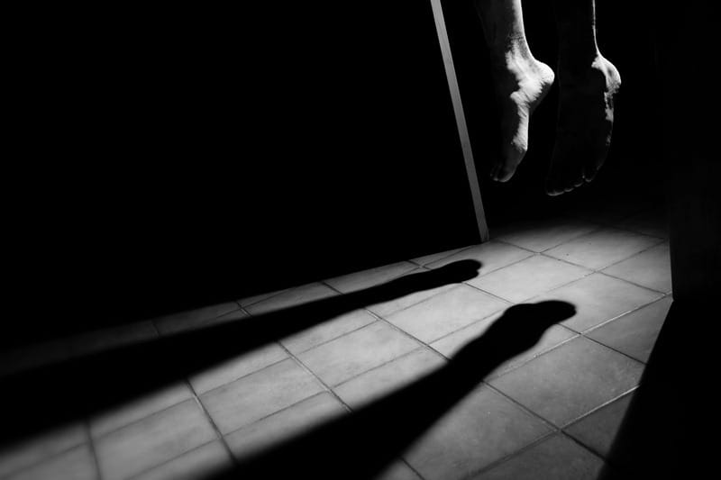 Prayagraj Crime : शिक्षा अधिकारी की पत्नी का फंदे से लटकता मिला शव