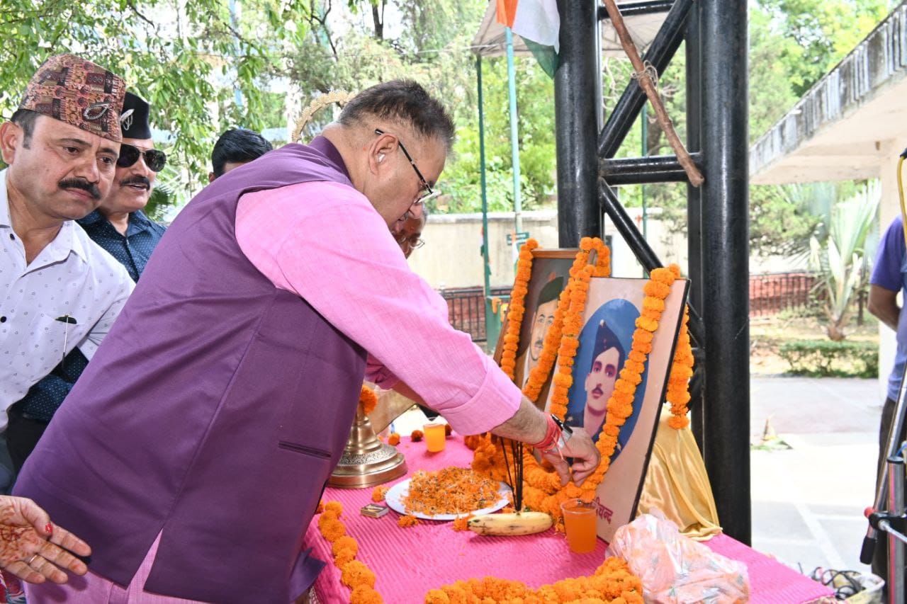 आजाद हिन्द फौज के वीर जवान अमर शहीद कैप्टन दल बहादुर थापा और वीर केशरी चंद के 79वें शहीदी दिवस पर उन्हें पुष्पांजलि अर्पित कर श्रद्धांजलि देते सैनिक कल्याण मंत्री गणेश जोशी।