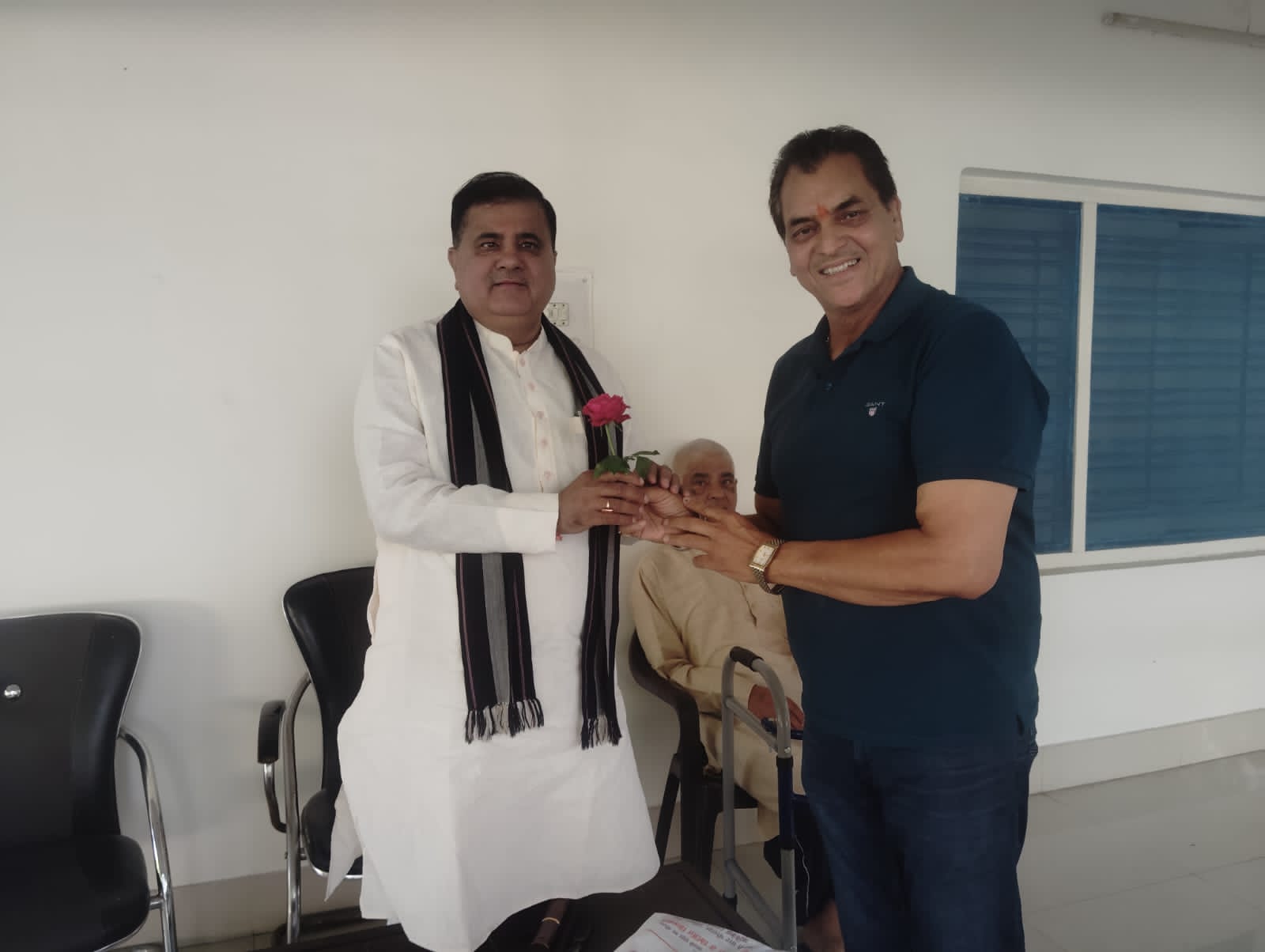 भाजपा प्रदेश अध्यक्ष महेंद्र भट्ट से मिले मंत्री डॉ प्रेमचंद अग्रवाल, निकाय चुनाव को लेकर भी की वार्ता