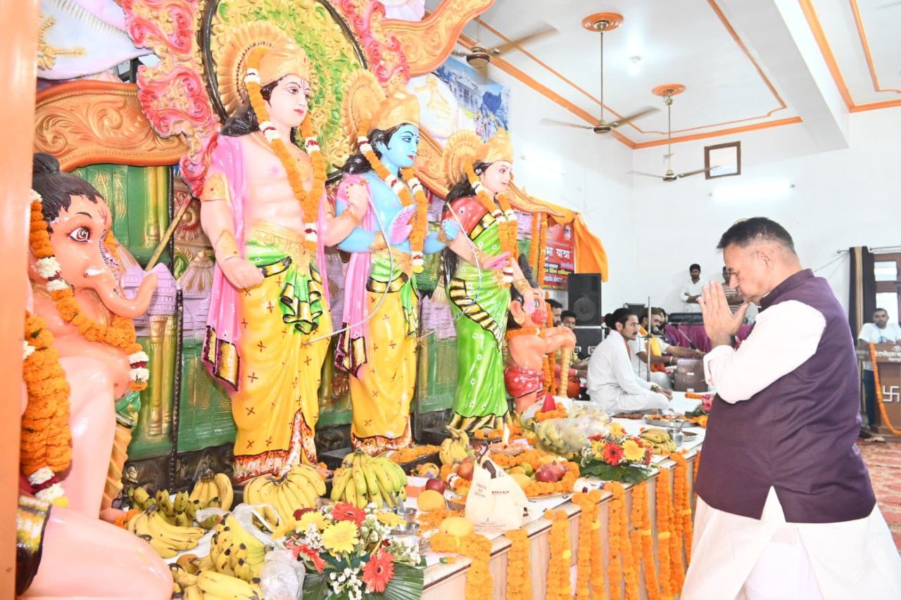 आगामी चार धाम यात्रा के निर्विघ्न संचालन के लिए आयोजित सुन्दरकाण्ड पाठ कार्यक्रम में प्रतिभाग कर यात्रा की मंगलकामना की प्रार्थना करते कैबिनेट मंत्री गणेश जोशी।