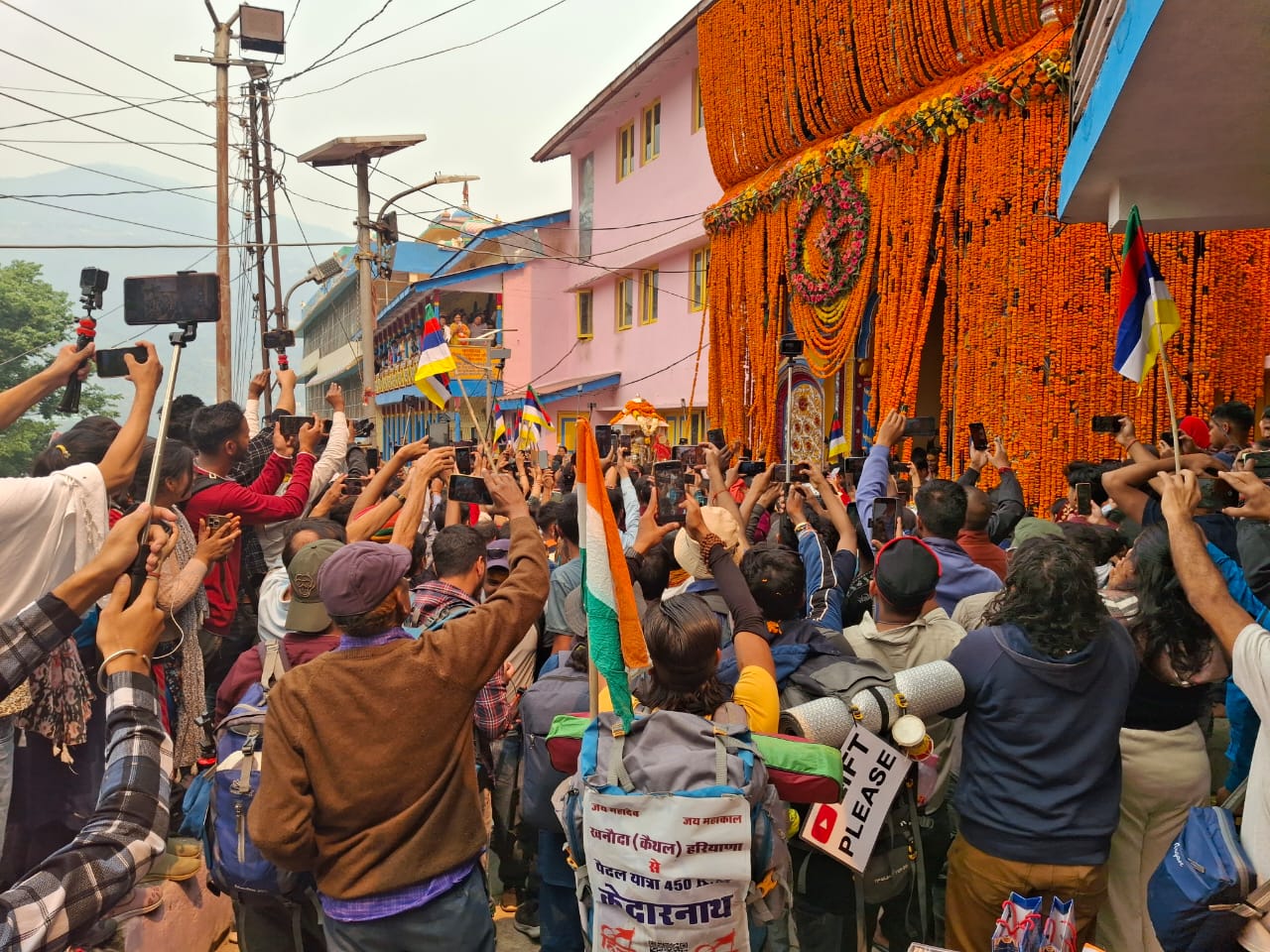 बड़ी ख़बर : बाबा केदारनाथ की डोली ने अपने गद्दी स्थल ओंकारेश्वर मन्दिर से किया प्रस्थान