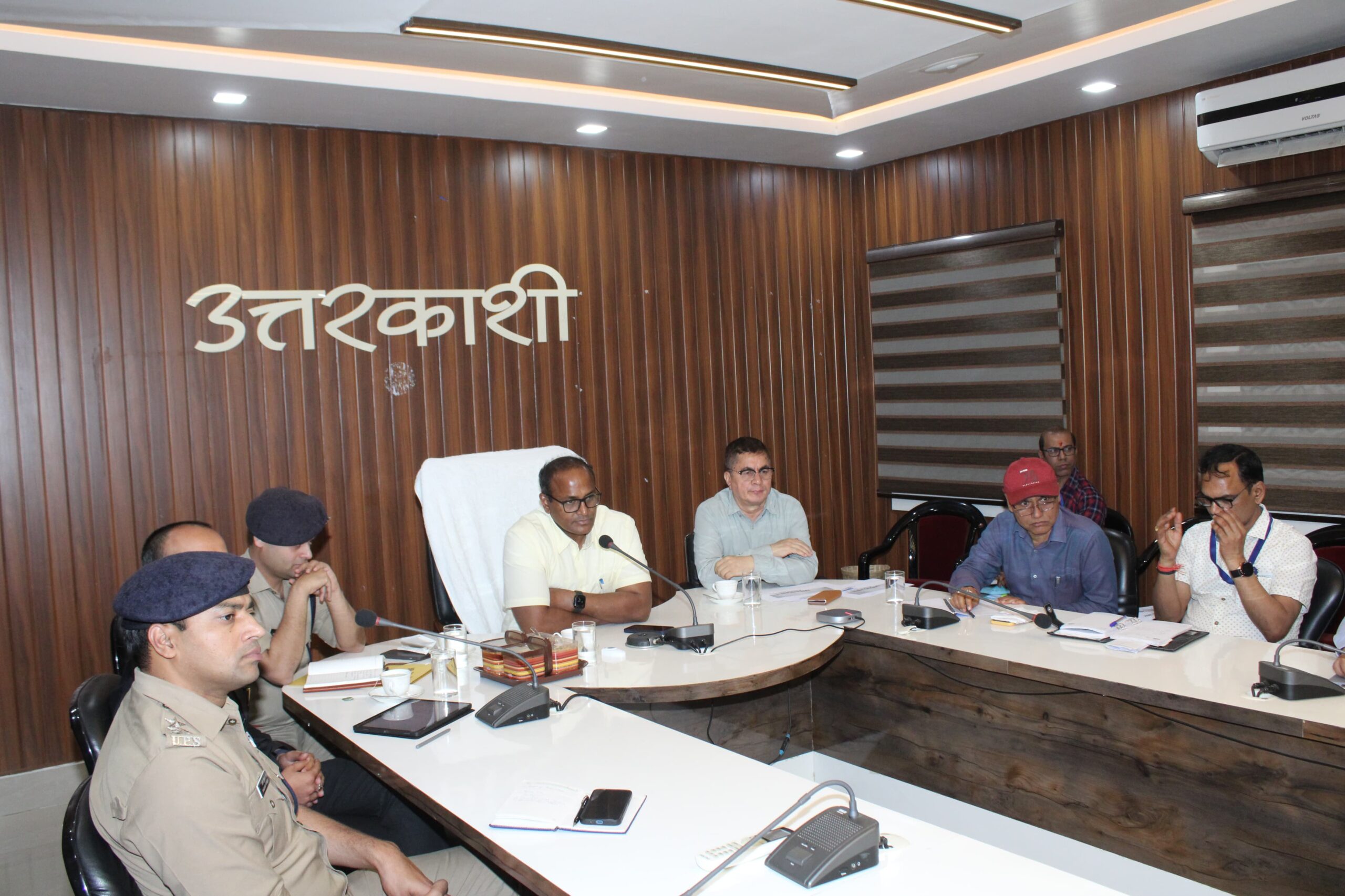 मुख्य निर्वाचन अधिकारी ने स्ट्रॉंग रूम के विभिन्न क्षेत्रों तथा तीनों स्तर के सुरक्षा घेरों की मौके पर जाकर की पड़ताल