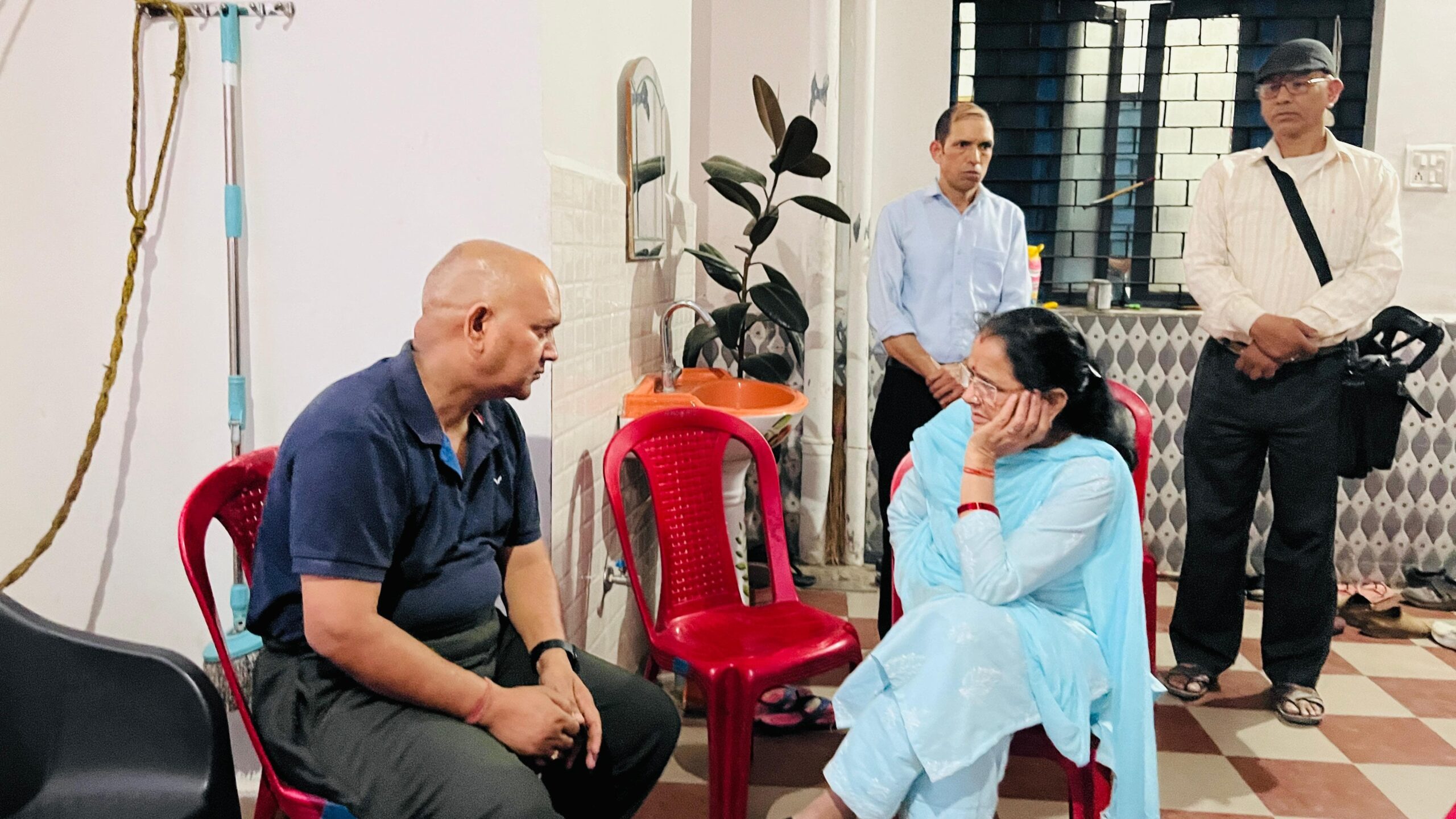 महिला आयोग अध्यक्ष पहुंची पीड़ित परिवार के घर, हर संभव मदद के लिये आयोग पीड़ित परिवार को न्याय दिलाने के लिए खड़ा है 