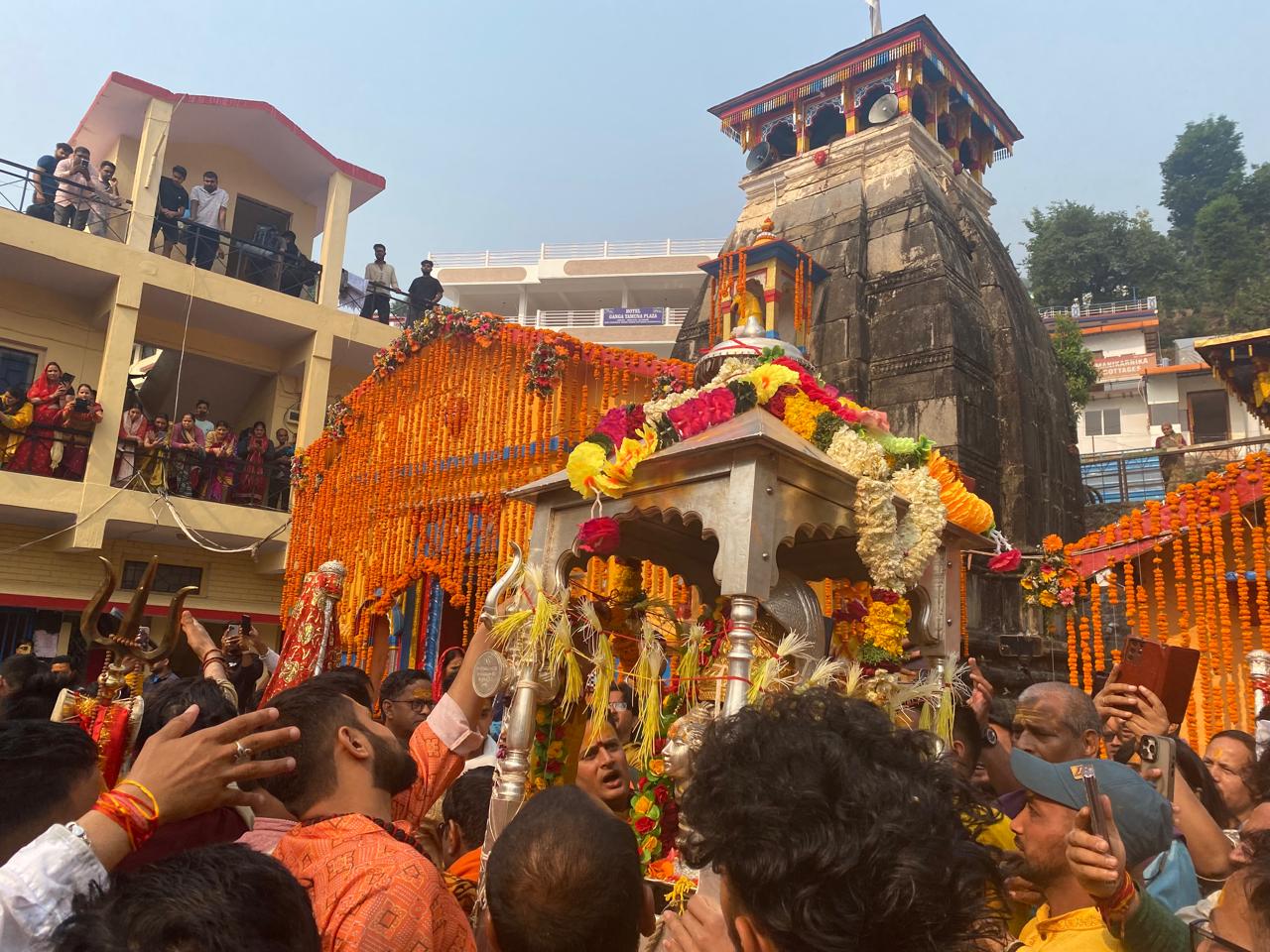 बाबा केदार की पंचमुखी डोली विश्वनाथ मंदिर गुप्तकाशी से दूसरे पड़ाव फाटा को प्रस्थान हुई