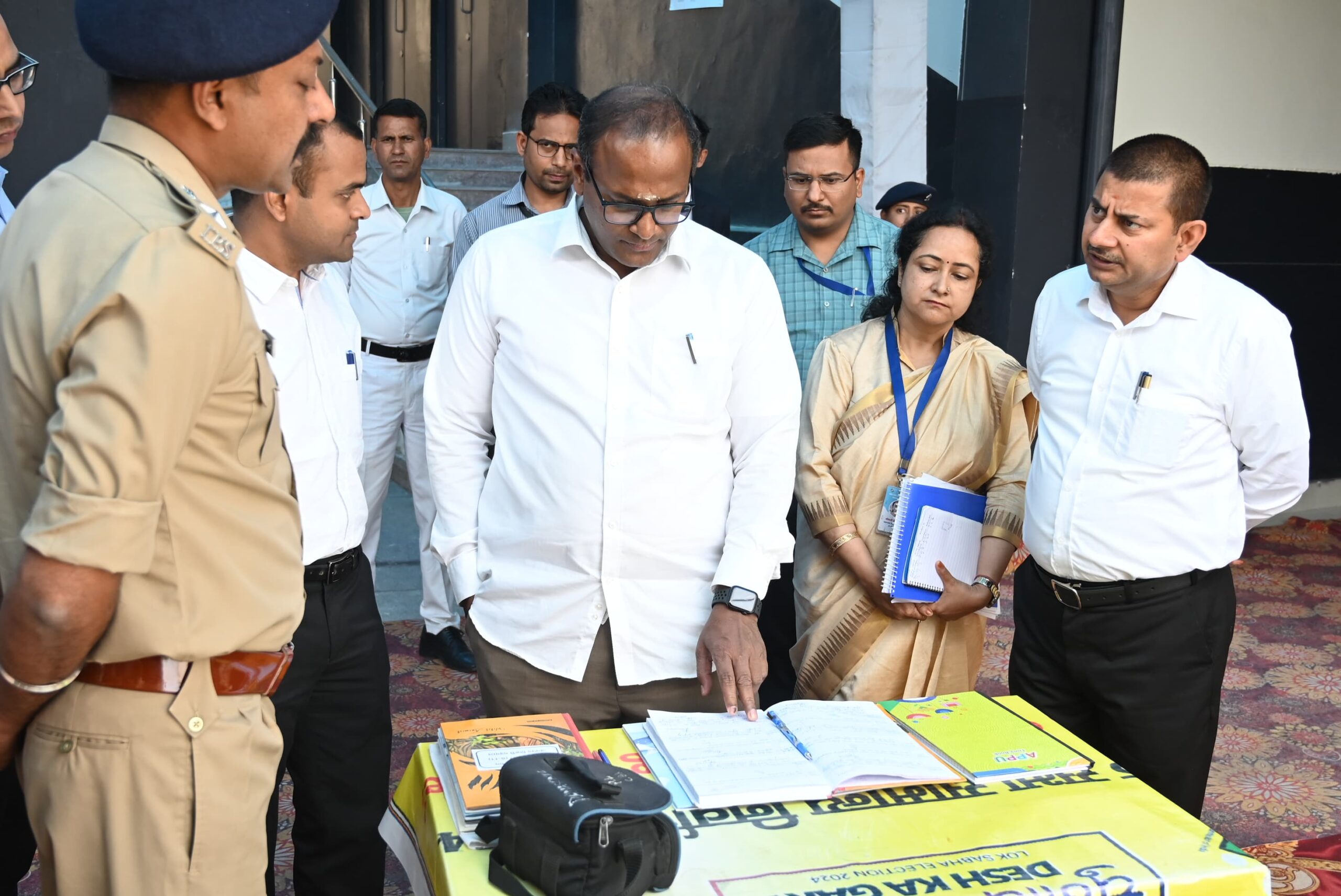 मुख्य निर्वाचन अधिकारी ने किया टिहरी स्थित स्ट्रांग रूम एवं मतगणना केंद्र कक्षों का निरीक्षण