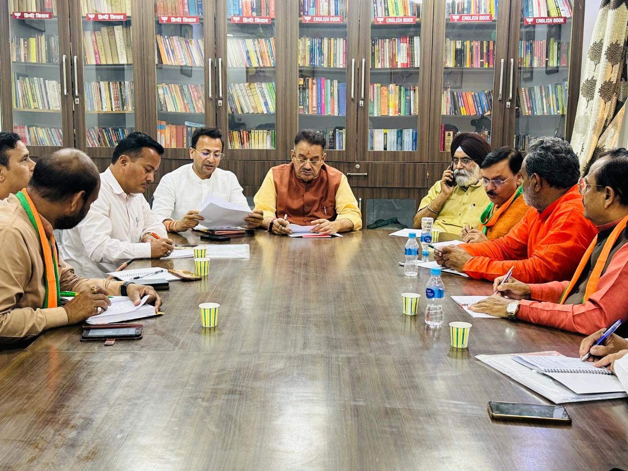उत्तर पूर्वी दिल्ली लोकसभा के चुनाव कार्यालय में  बैठक करते कैबिनेट मंत्री