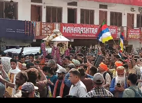 बाबा केदार की पंचमुखी डोली  फाटा  से तीसरे पड़ाव गौरीकुंड को प्रस्थान हुई