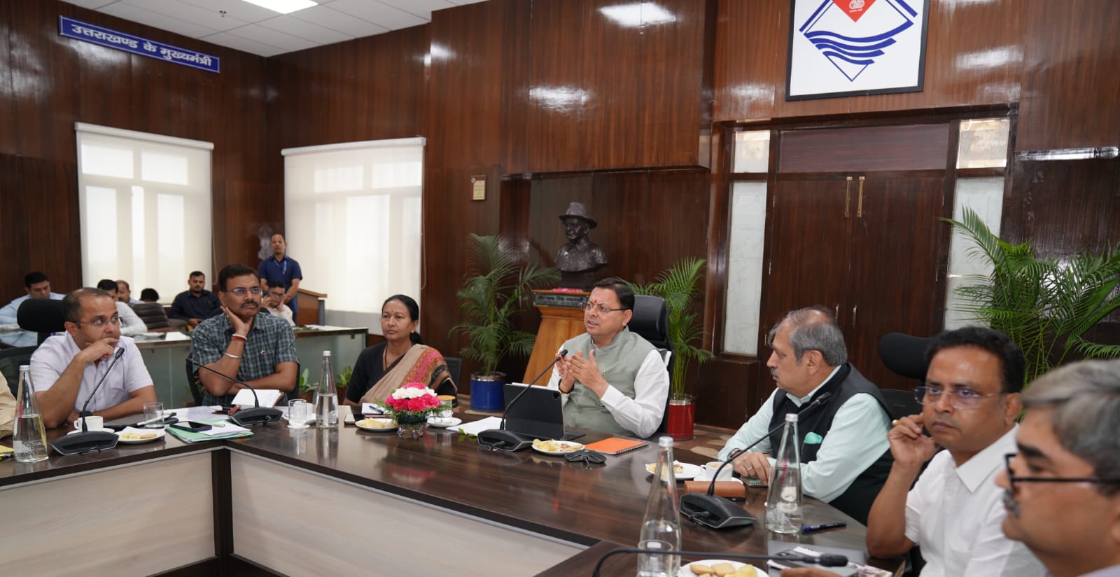 मुख्यमंत्री पुष्कर सिंह धामी ने सचिवालय में वनाग्नि, पेयजल, मानसून सीजन के साथ ही चार धाम की तैयारियों की समीक्षा की
