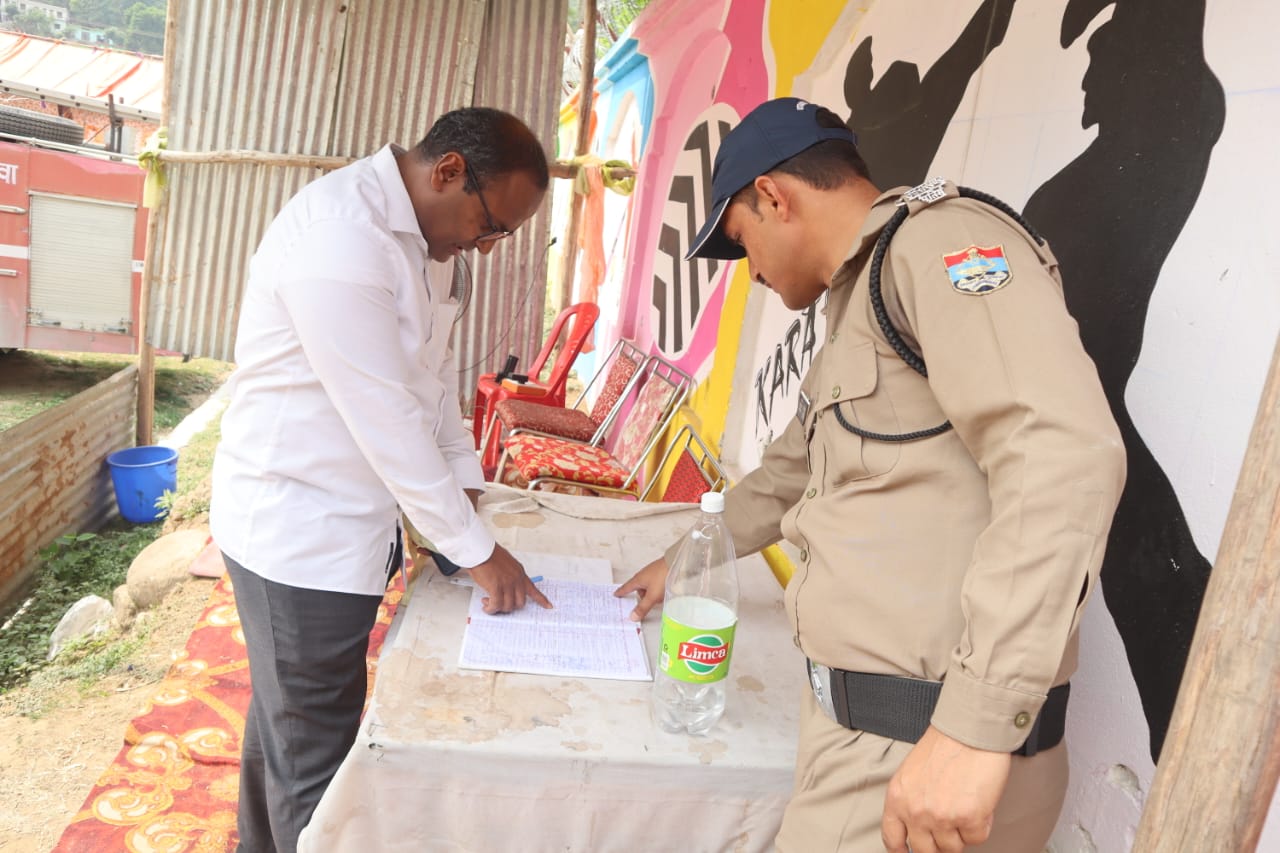 मुख्य निर्वाचन अधिकारी ने अगस्तमुनि पहुंच स्ट्रांग रूम एवं मदगणना केंद्र कक्षों का किया निरीक्षण