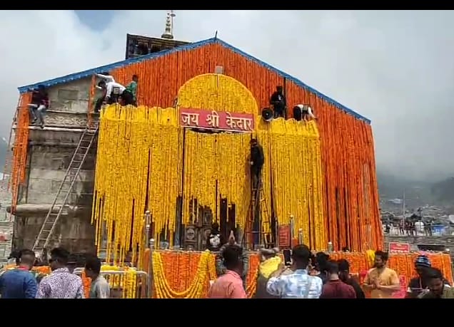 20 क्विंटल फूलों से सजा श्री केदारनाथ मंदिर