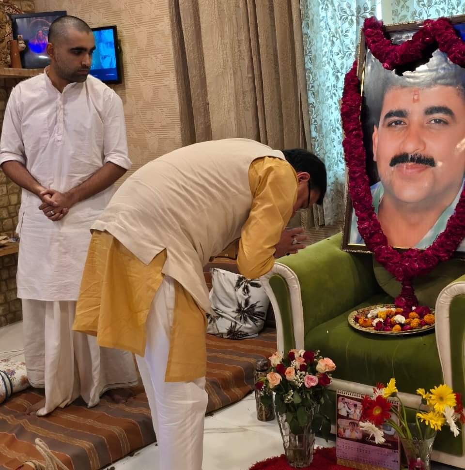 मुख्यमंत्री श्री पुष्कर सिंह धामी ने काशीपुर, ऊधम सिंह नगर में राज्य वन विकास निगम के पूर्व अध्यक्ष स्व. कैलाश चंद्र गहतोड़ी जी के आवास पहुंचकर उनके चित्र पर पुष्प अर्पित कर श्रद्धांजलि दी। 