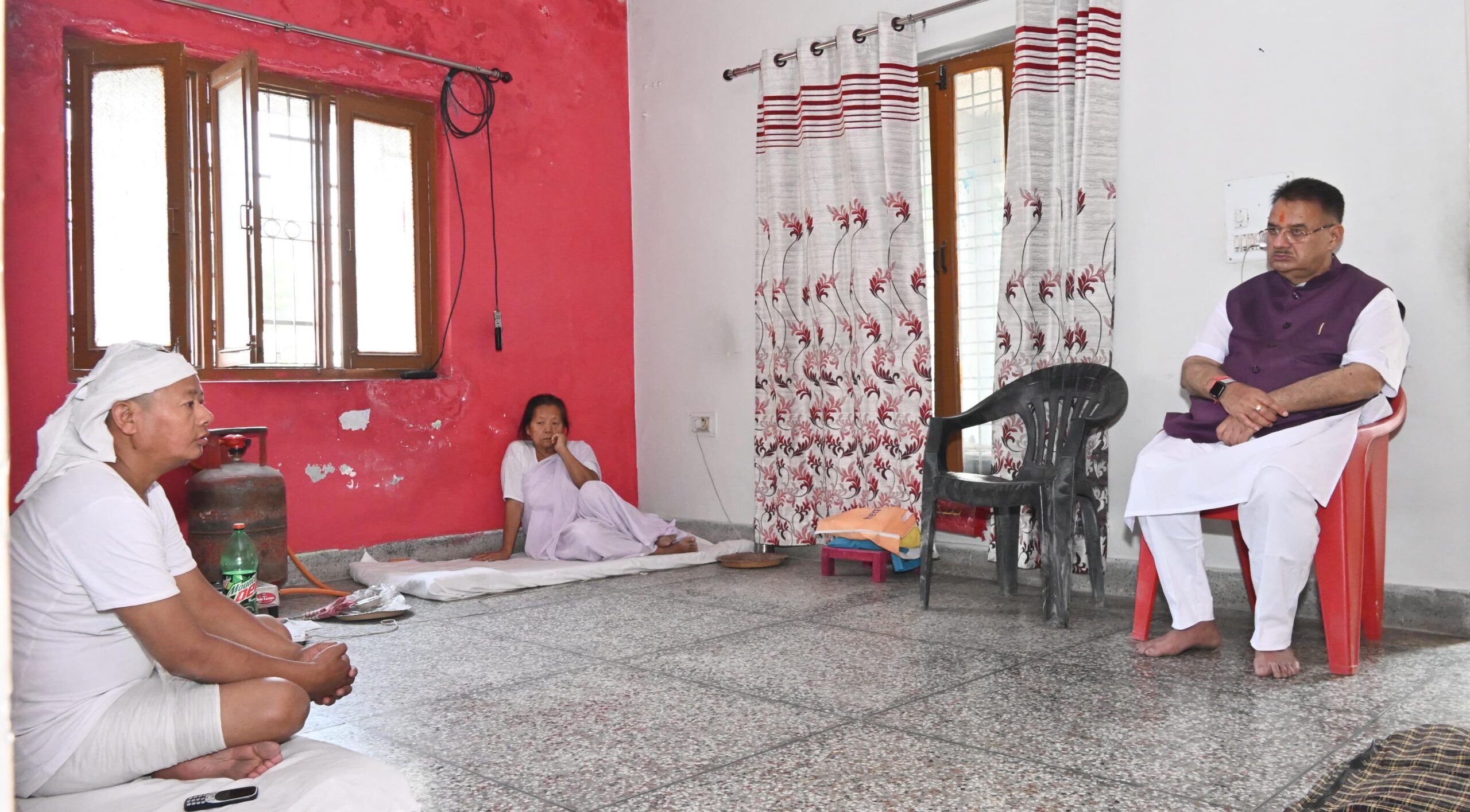पार्षद संजय नौटियाल व पार्षद कमल थापा के घर पहुँचे कैबिनेट मंत्री गणेश जोशी, शोकाकुल परिवार को दी सांत्वना