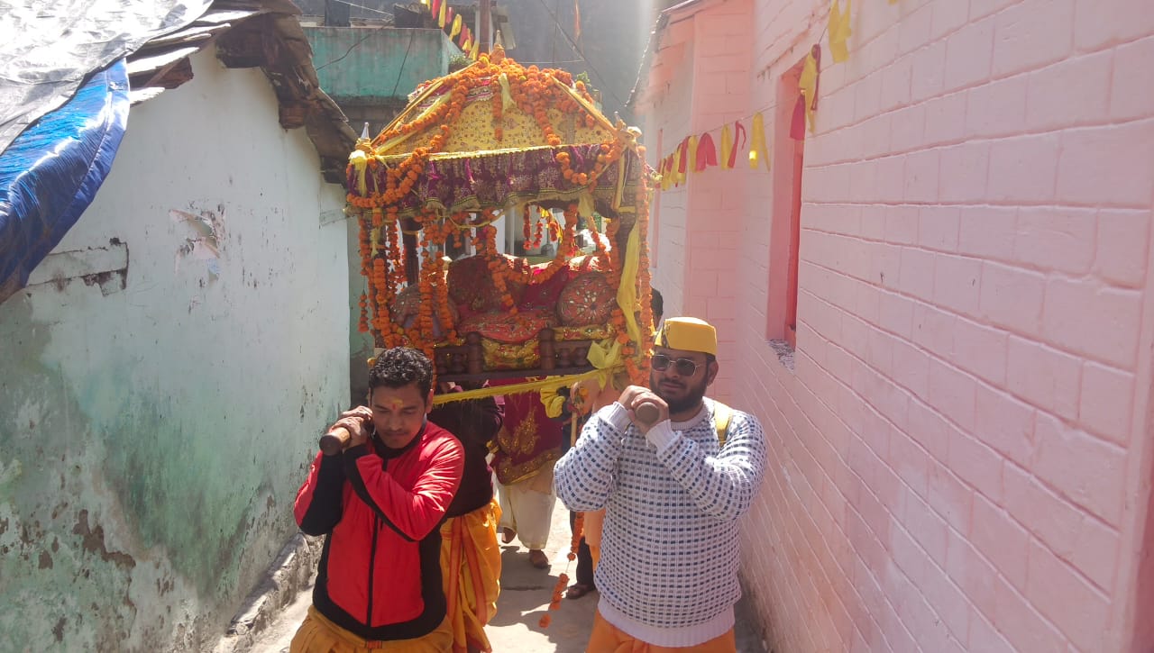 श्री उद्धव, श्री कुबेर आदि गुरू शंकराचार्य की गद्दी श्री बदरीनाथ धाम के रावल सहित दोपहर में योग बदरी पांडुकेश्वर से श्री बदरीनाथ धाम पहुंची