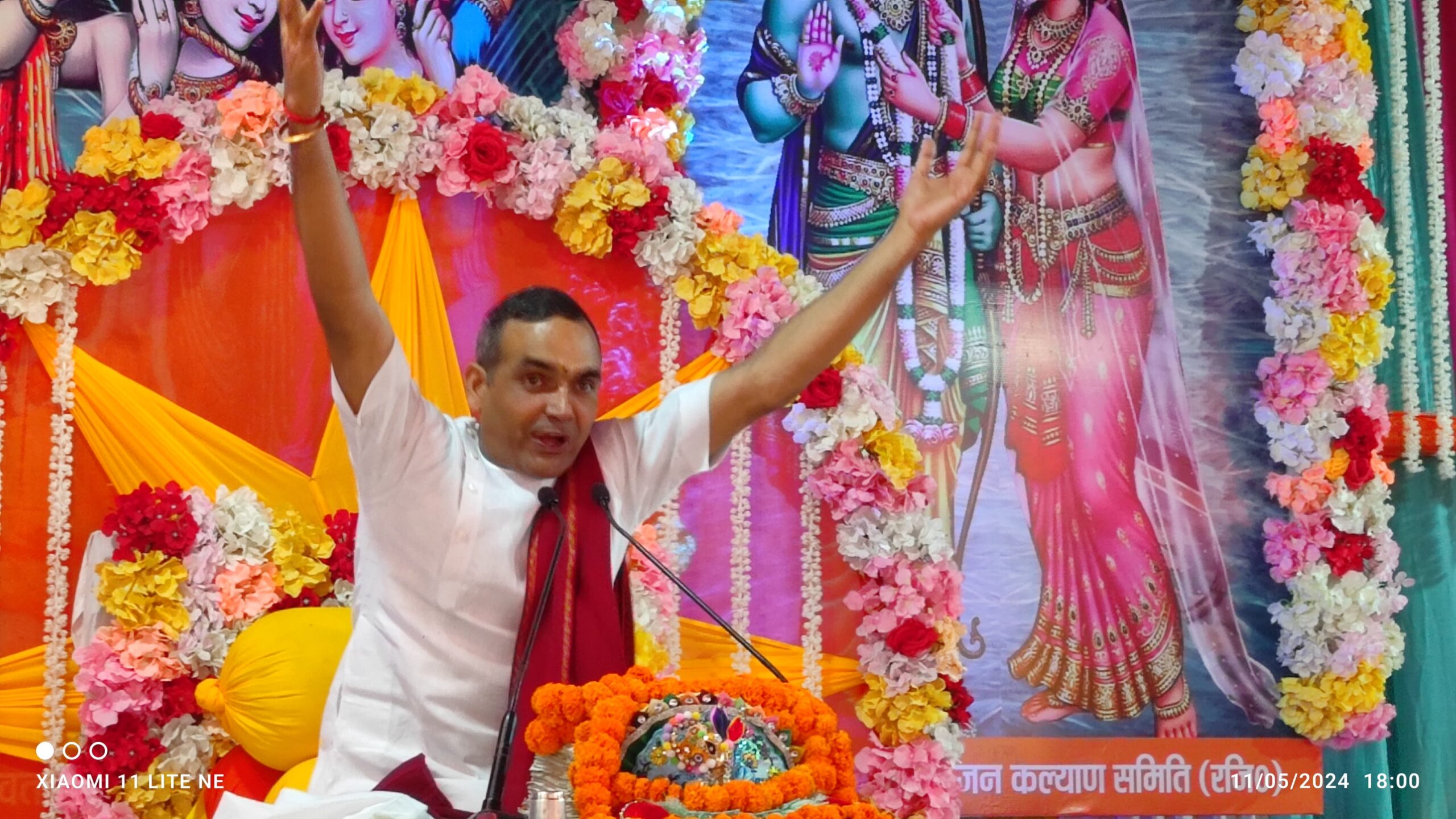 आचार्य पवन नंदन जी महाराज की कथा के दौरान भक्ति में सराबोर होते भक्त