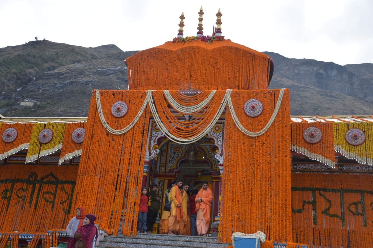 भू-बैकुंठ बदरीनाथ धाम के खुले कपाट, कपाट खुलते ही धाम में उमड़ा आस्था का सैलाब