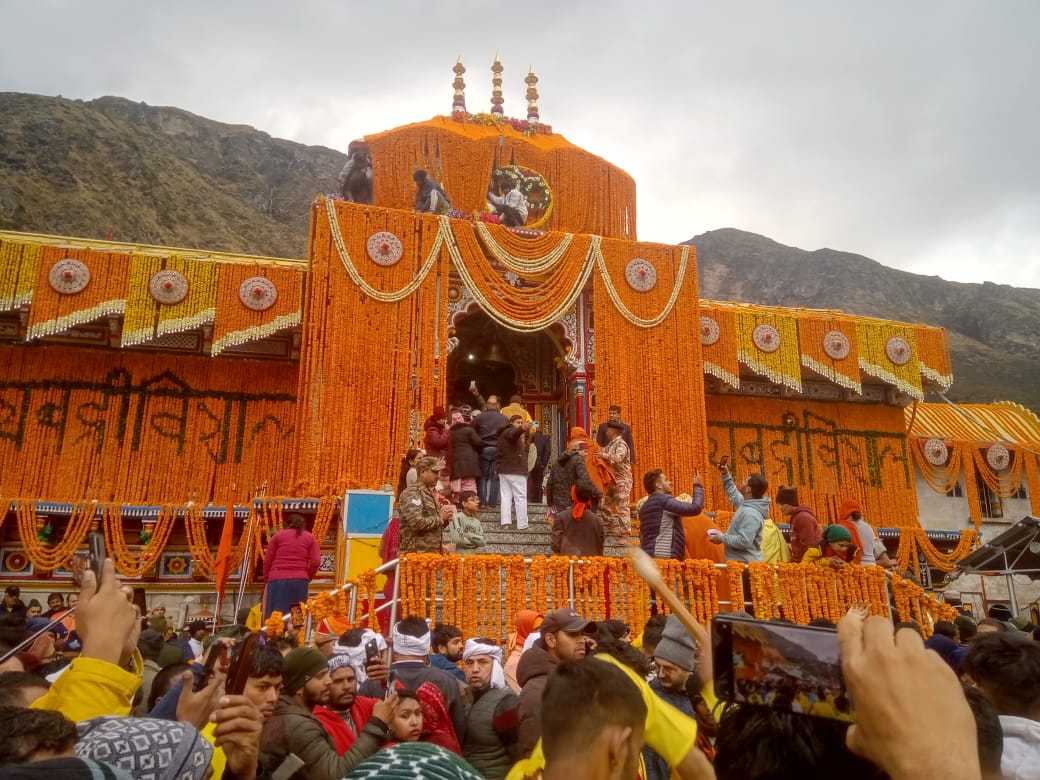 भू-बैकुंठ बदरीनाथ धाम के खुले कपाट,हजारों श्रद्धालु बने पावन अवसर के साक्षी 