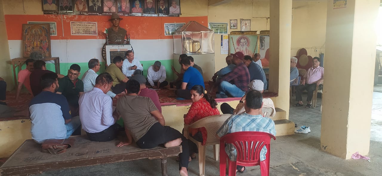 एडीबी द्वारा खोदी गई सड़कों से परेशानी को लेकर तरुण विहार निवासियों ने की बैठक
