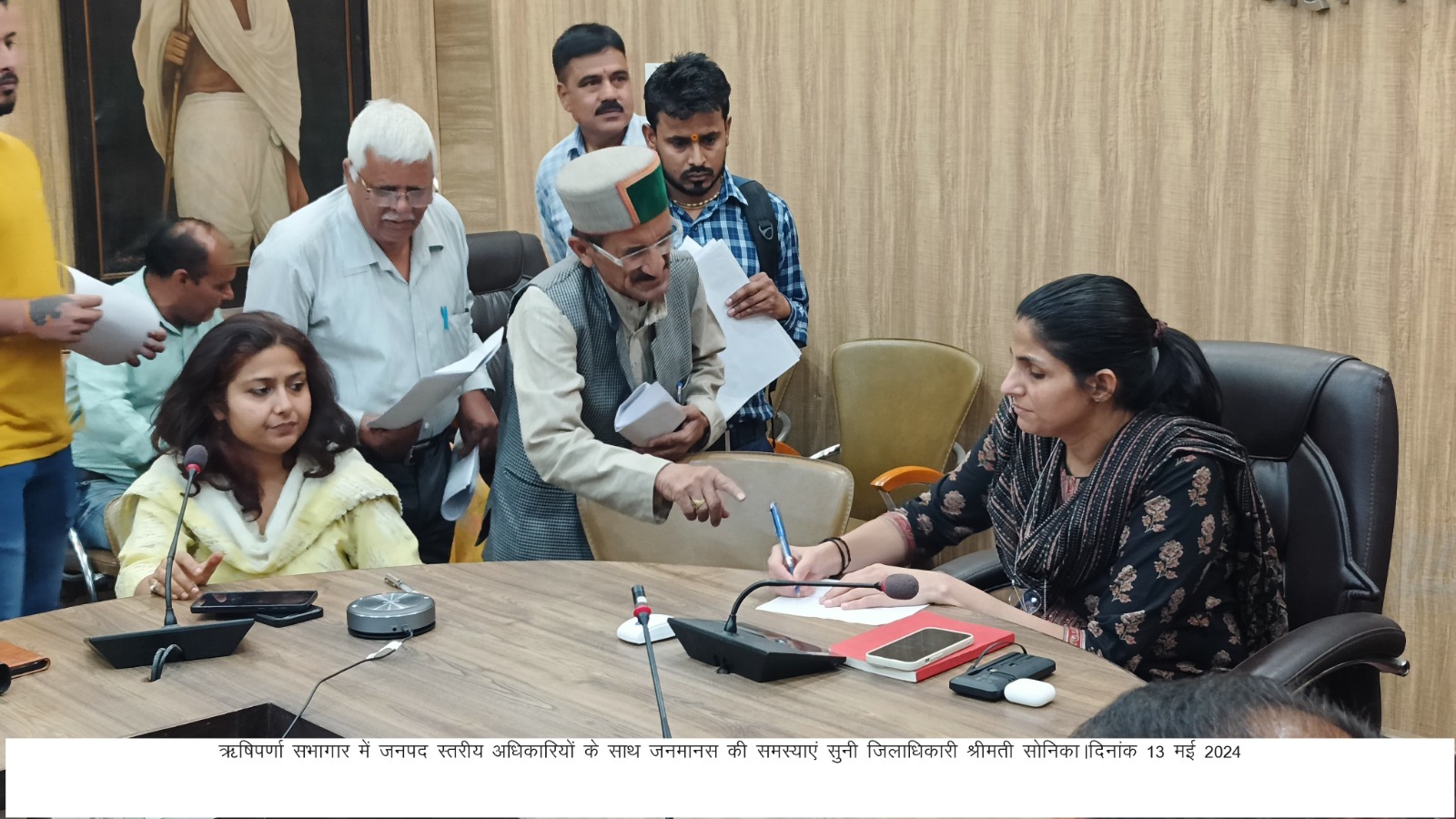 बड़ी ख़बर : डीएम सोनिका ने आज ऋषिपर्णा सभागार में जनपद स्तरीय अधिकारियों के साथ जनमानस की समस्याएं सुनी, अधिकारियों को दिए निर्देश 