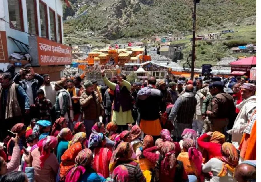 बद्रीनाथ धाम में 5 घंटे तक बंद रहे प्रतिष्ठान