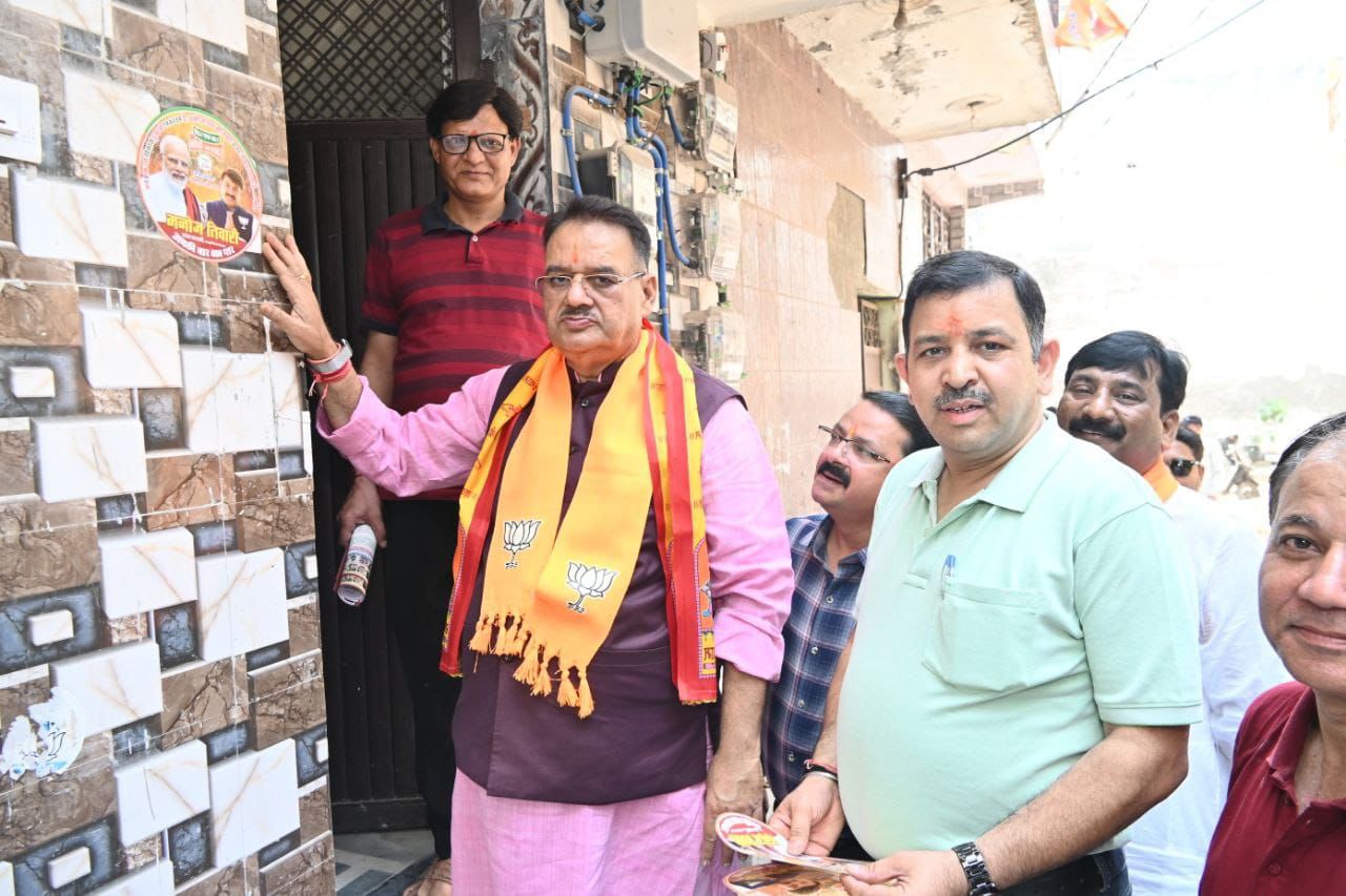 उत्तर पूर्वी दिल्ली लोकसभा के कमल विहार और अजीत बिहार में जनसंपर्क करते कैबिनेट मंत्री गणेश जोशी