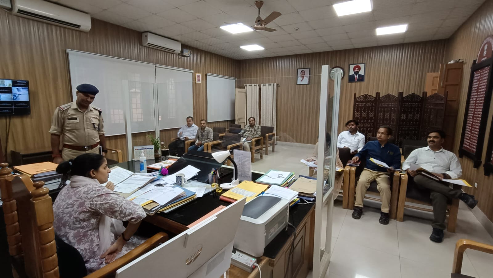 बिग न्यूज़ : जिलाधिकारी सोनिका ने कार्यालय कक्ष में की हिट एण्ड रन प्रकरणों की समीक्षा बैठक