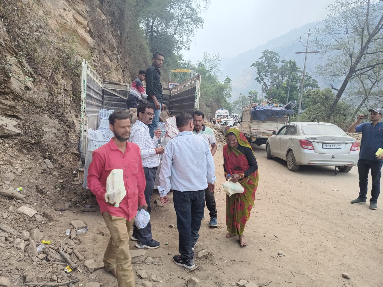 श्री केदारनाथ यात्रा मार्ग में जाम में फंसे यात्रियों को जिला प्रशासन की ओर से वितरित किए गए 2500 फूड पैकेट एवं पानी की बोतलें