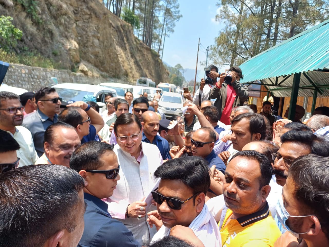 उत्तरकाशी से आज भी उत्तरकाशी के बड़कोट में ग्राउंड जीरो पर पहुँचे सीएम