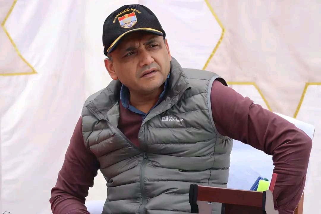 सुरक्षित चारधाम यात्रा के दृष्टिगत पुलिस महानिदेशक उत्तराखण्ड़ द्वारा जोशीमठ में ली गयी पुलिस अधिकारियों की गोष्ठी।