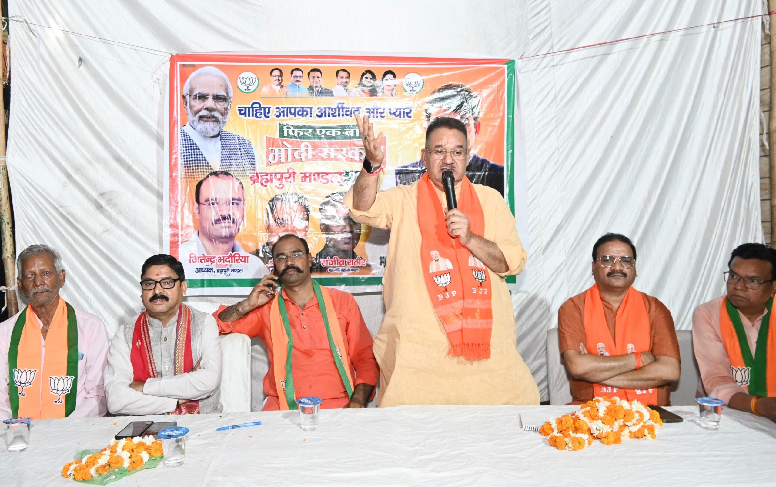 पूर्वी दिल्ली लोकसभा क्षेत्र के अंतर्गत घोंडा विधानसभा में स्कूटर पर प्रचार को निकले कैबिनेट मंत्री गणेश जोशी