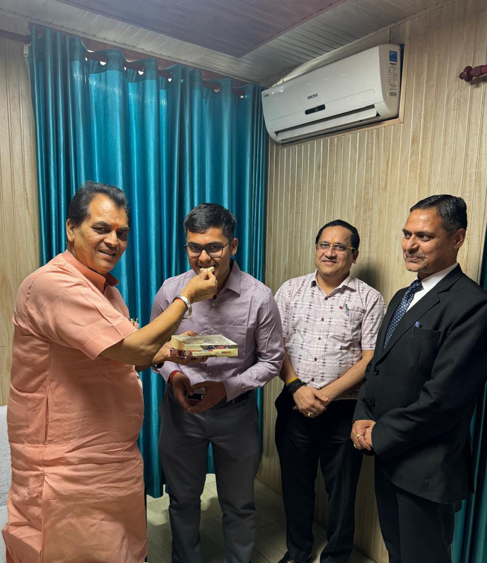 क्षेत्रीय विधायक व मंत्री डा. प्रेमचंद अग्रवाल ने देहरादून निवासी व अपर सचिव विधायी अरविंद कुमार के पुत्र अंशुल भट्ट का आईएएस की परीक्षा में 22वीं रैंक हासिल करने पर अपनी बधाई दी।