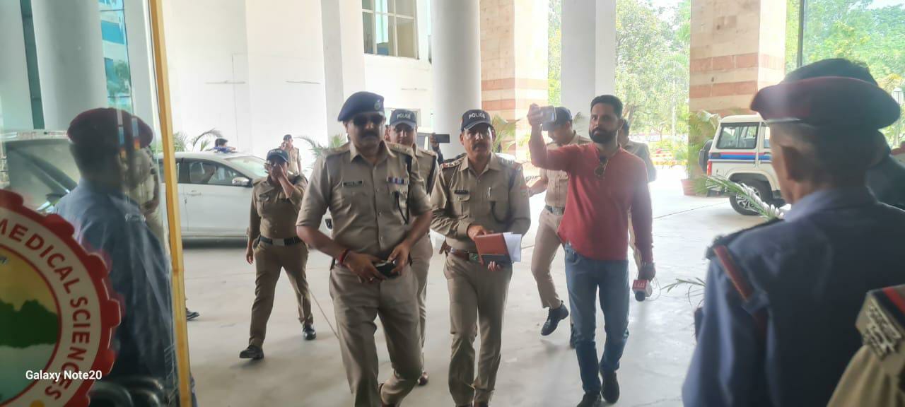 AIIMS अस्पताल की चौथी मंजिल पर गाड़ी ले जाने के मामले में एसएसपी देहरादून जांच हेतु स्वयं पहुँचे AIIMS ऋषिकेश