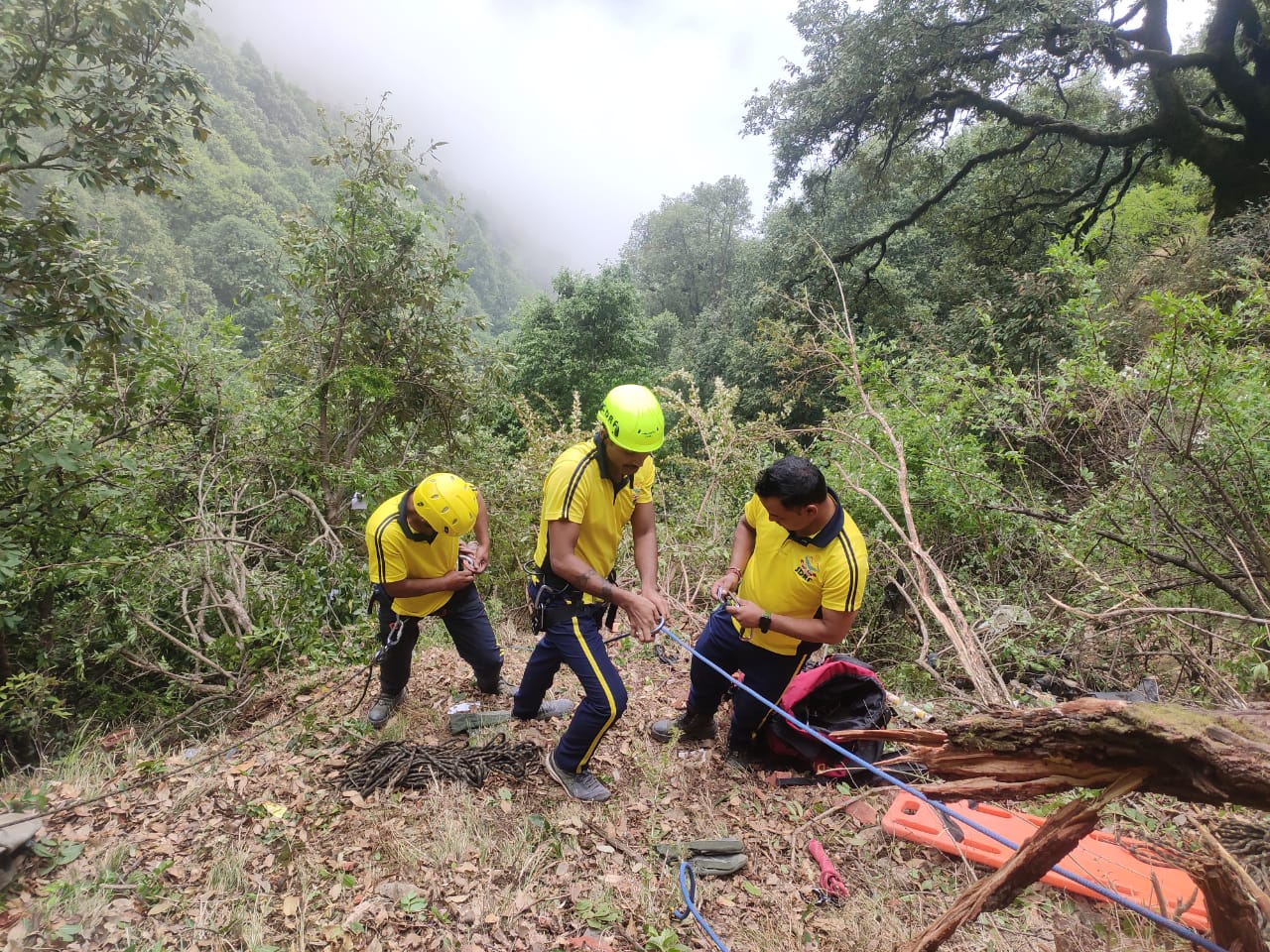 चम्बा क्षेत्रान्तर्गत कद्दूखाल के पास खाई में दुर्घटनाग्रस्त यूटिलिटी वाहन, शव बरामद।