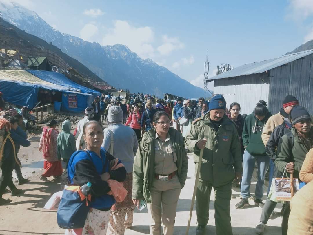 केदारनाथ धाम पहुंच कर एसपी रुद्रप्रयाग ने लिया सुरक्षा व्यवस्थाओं का जायजा, अधीनस्थों को दिये गये आवश्यक दिशा निर्देश