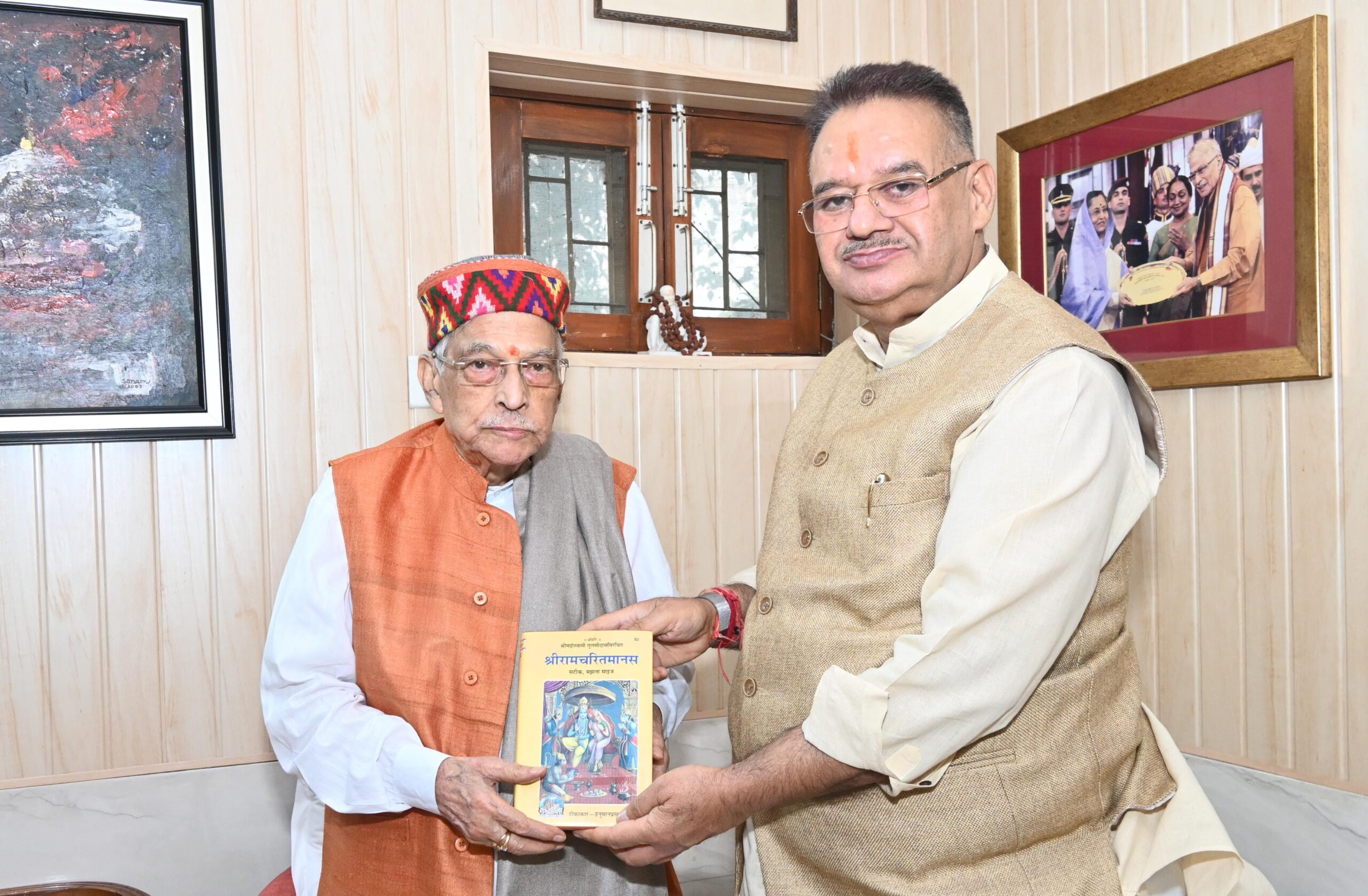 डॉ. मुरली मनोहर जोशी से भेंट पर उन्हें पुष्पगुच्छ देते कैबिनेट मंत्री गणेश जोशी