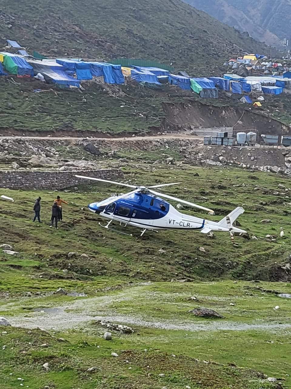 केदारनाथ में हेलीकॉप्टर की इमरजेंसी लैंडिंग, बाल बाल बचे यात्री ।