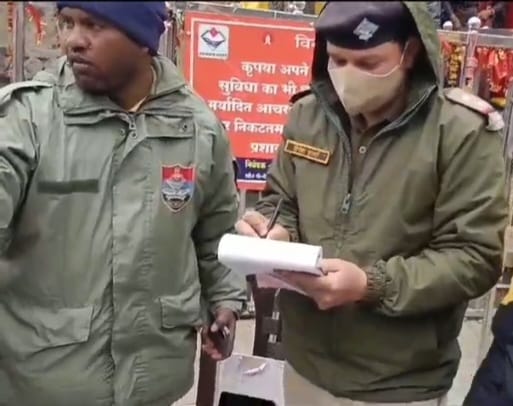 केदारनाथ धाम परिसर में रील्स बनाने वालों, धाम क्षेत्र में नशा करने वालों पर रुद्रप्रयाग पुलिस की कार्यवाही निरन्तर जारी